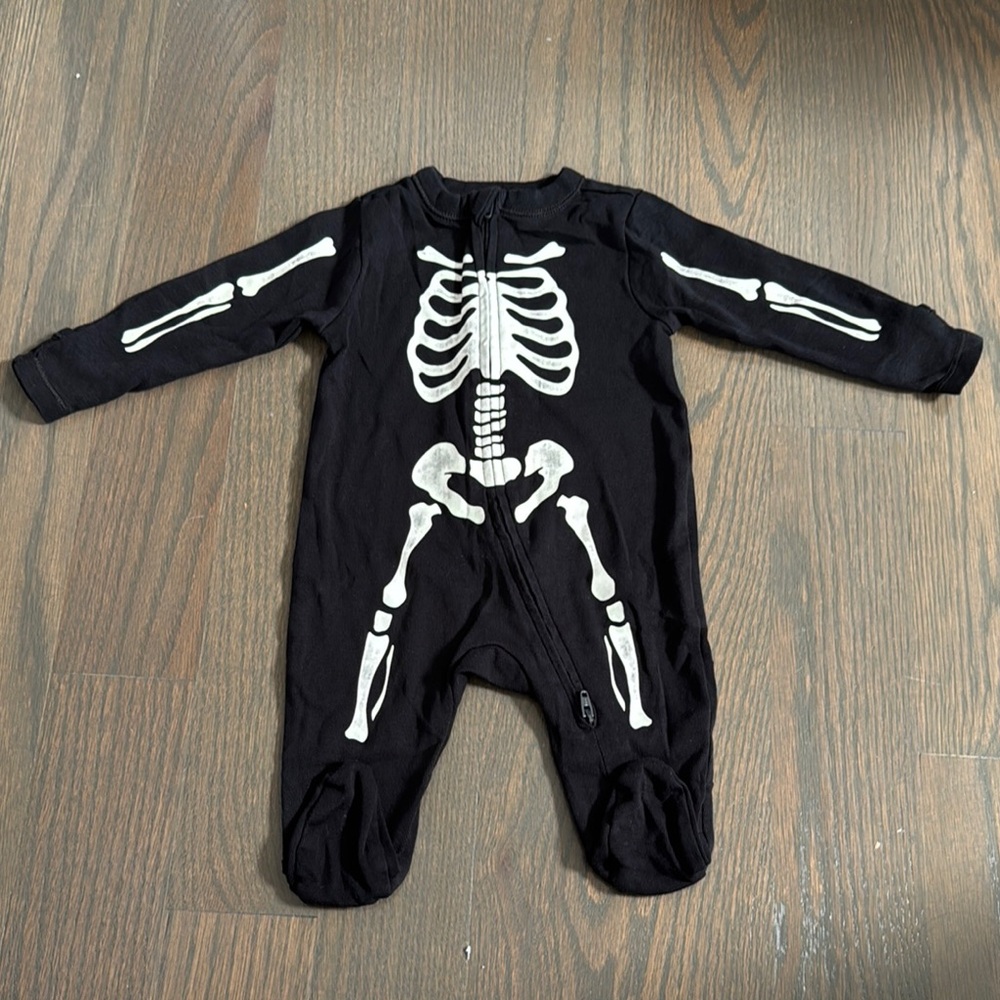 Old Navy Halloween Skeleton Glow in the Dark Footie Pajamas 0-3M 2-Way Zip